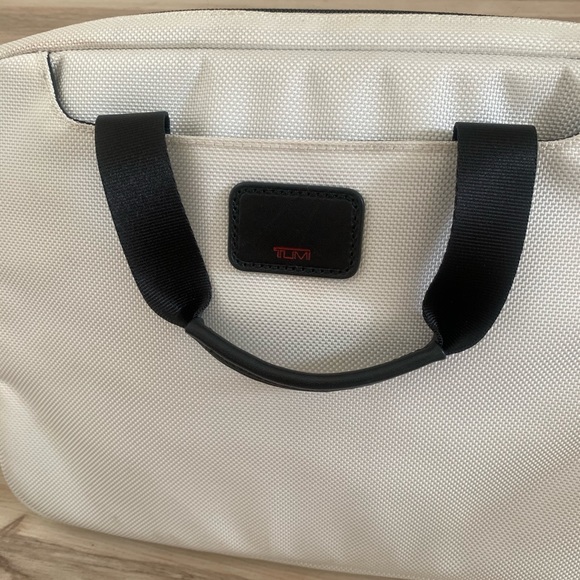 TUMI LAPTOP TABLET CROSSBODY CARRY BAG - Picture 3 of 8